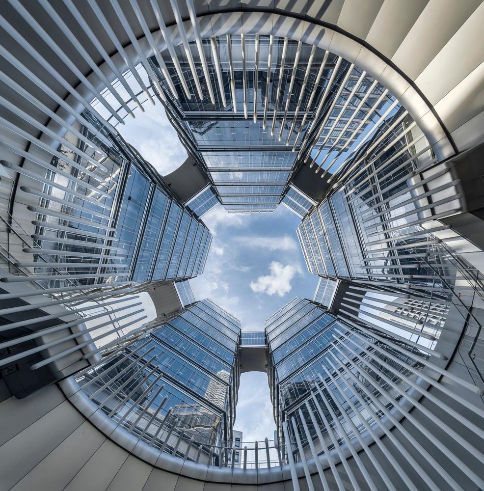 從下沉廣場(chǎng)仰望五棟環(huán)抱的型體?姚力.jpg 從下沉廣場(chǎng)仰望五棟環(huán)抱的型體?姚力.jpg