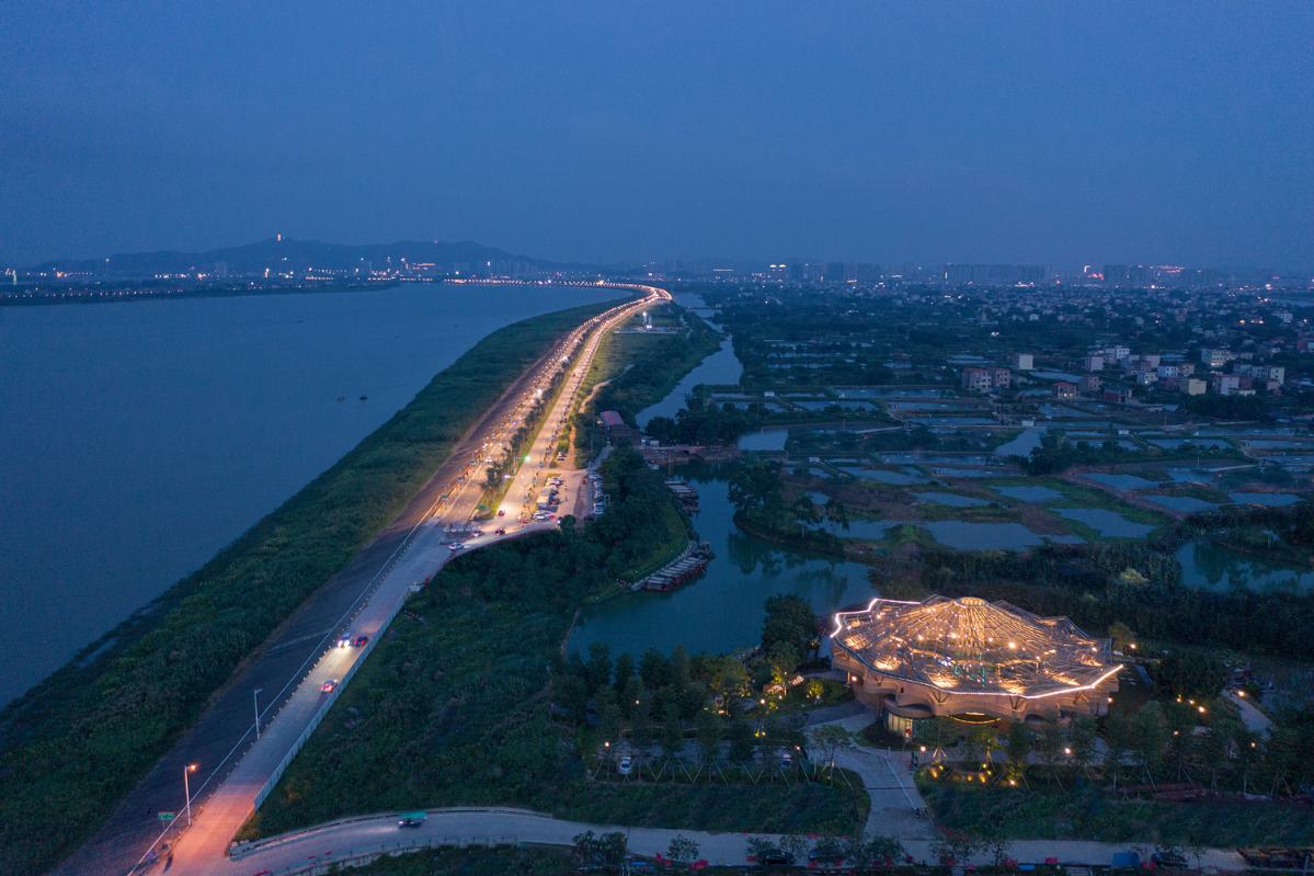 匍匐于西江邊_胡康榆.jpg 匍匐于西江邊_胡康榆.jpg