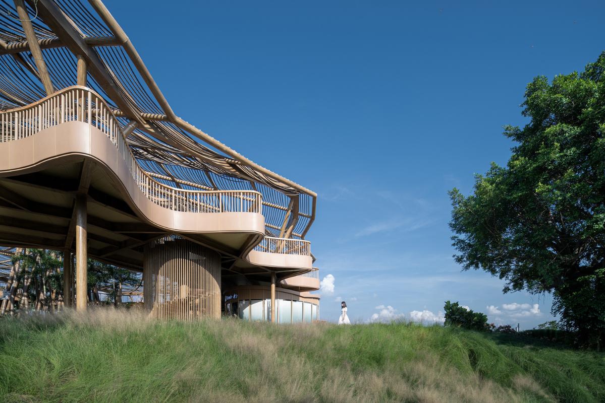 建筑環(huán)抱在草叢中_胡康榆.jpg 建筑環(huán)抱在草叢中_胡康榆.jpg