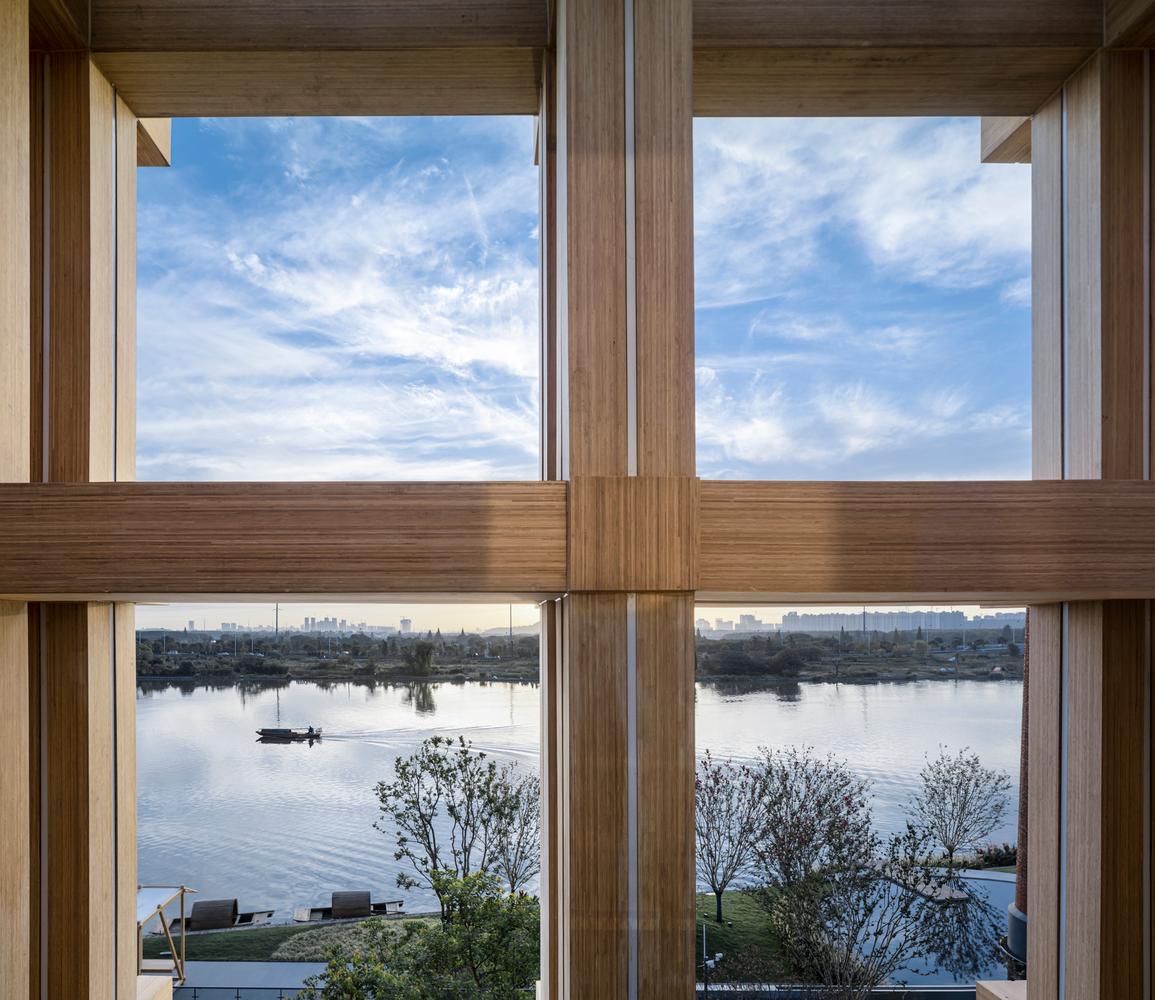 從室內(nèi)看向江面.jpg 從室內(nèi)看向江面.jpg