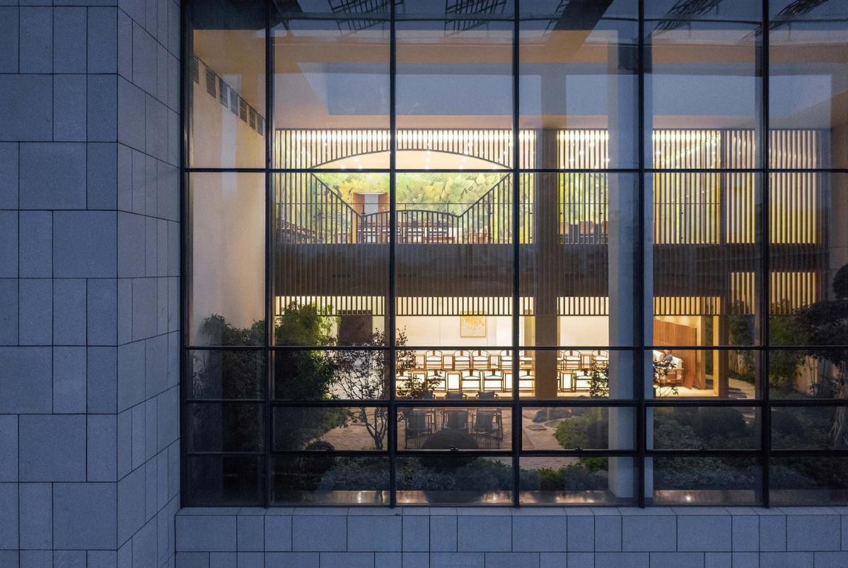 09_透過玻璃幕墻看小鎮(zhèn)社區(qū)接待廳(攝影:曾天培).jpg 09_透過玻璃幕墻看小鎮(zhèn)社區(qū)接待廳(攝影:曾天培).jpg