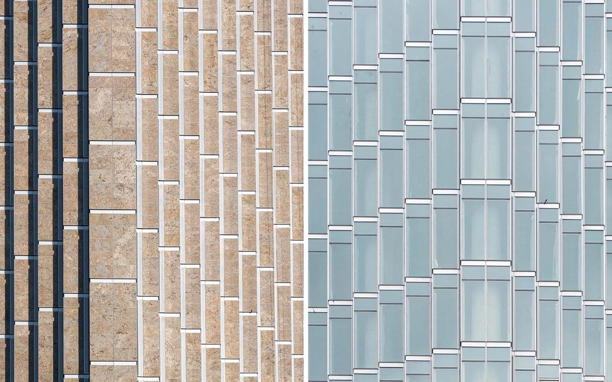 9.東向(石材面)與西向(玻璃面)強(qiáng)烈的視覺反差?張超.jpg 9.東向(石材面)與西向(玻璃面)強(qiáng)烈的視覺反差?張超.jpg